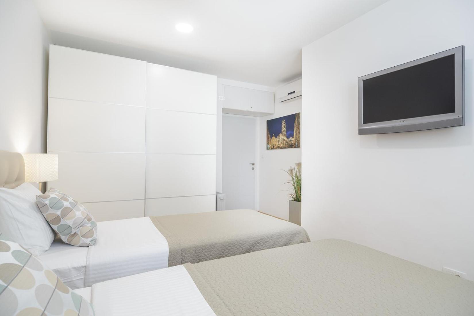 Holiday Home Aspalathos - With Free Parking, Near The Beach, A Few Minutes' Walking Distance To The Unesco Palace Split Eksteriør billede