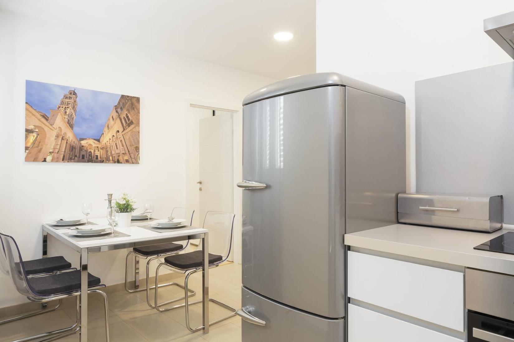 Holiday Home Aspalathos - With Free Parking, Near The Beach, A Few Minutes' Walking Distance To The Unesco Palace Split Eksteriør billede