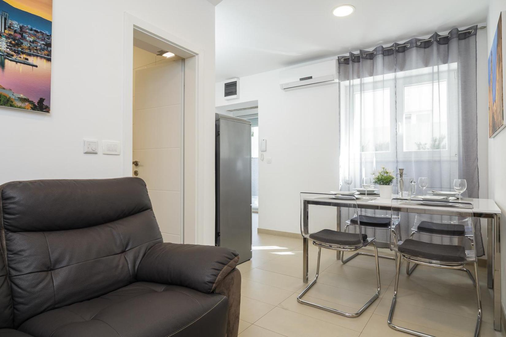 Holiday Home Aspalathos - With Free Parking, Near The Beach, A Few Minutes' Walking Distance To The Unesco Palace Split Eksteriør billede