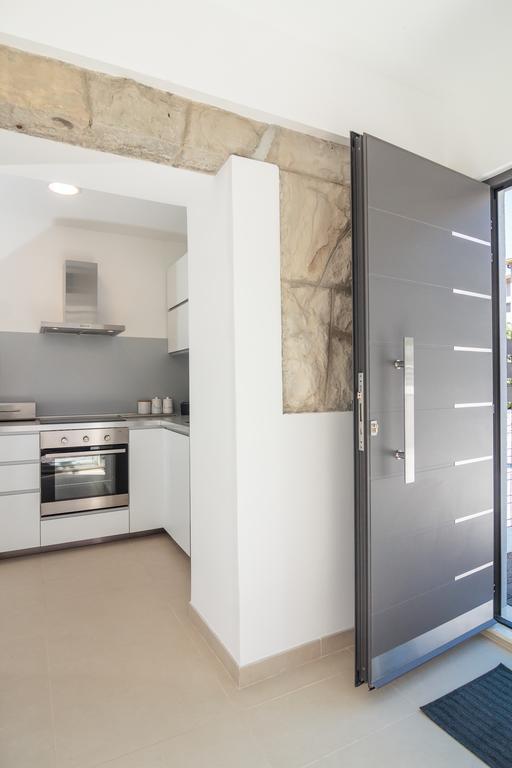 Holiday Home Aspalathos - With Free Parking, Near The Beach, A Few Minutes' Walking Distance To The Unesco Palace Split Eksteriør billede