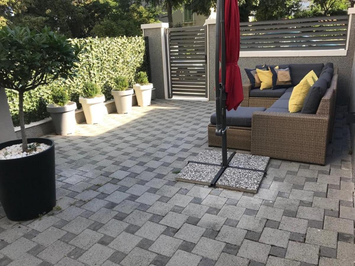 Holiday Home Aspalathos - With Free Parking, Near The Beach, A Few Minutes' Walking Distance To The Unesco Palace Split Eksteriør billede